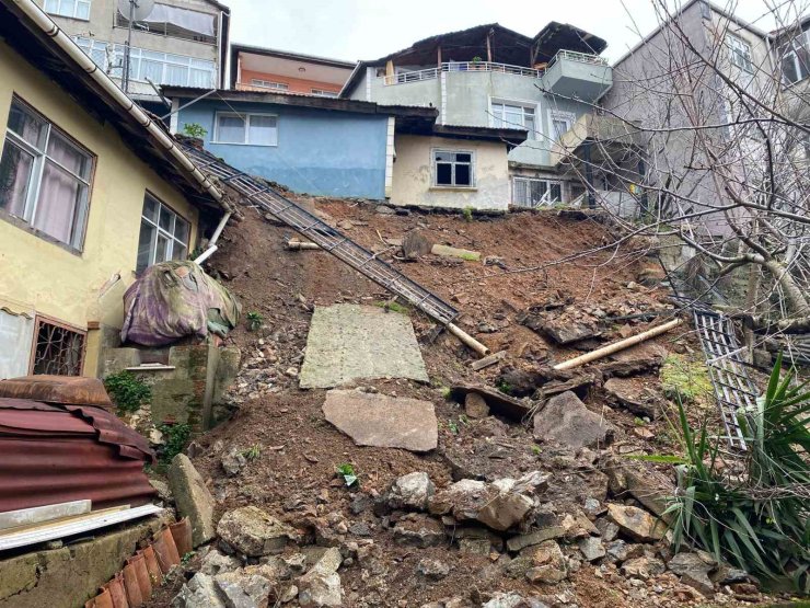 BEYKOZ’DA 5 METRELİK İSTİNAT DUVARI ÇÖKTÜ