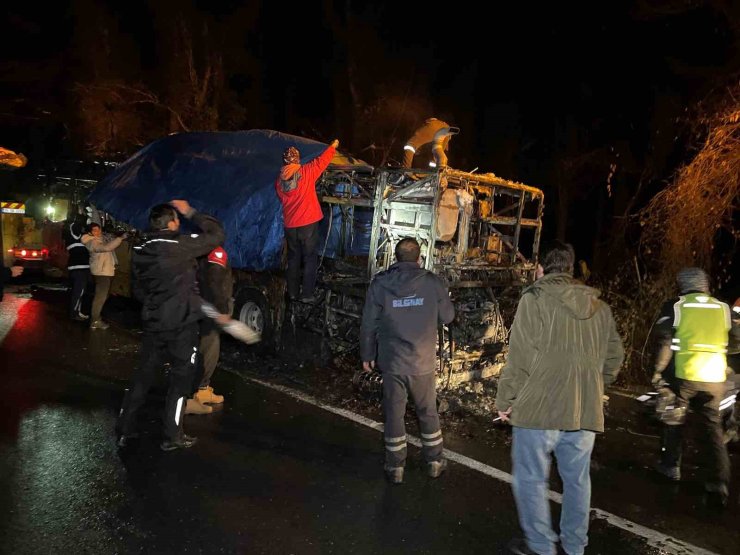 SARIYER’DE İETT OTOBÜSÜ ALEV ALEV YANDI