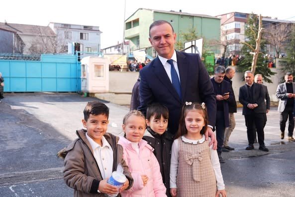 SANCAKTEPE BELEDİYE BAŞKANI YEĞİN ÖĞRENCİLERİN KARNE SEVİNCİNE ORTAK OLDU