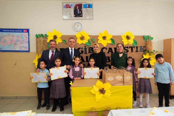 SANCAKTEPE BELEDİYE BAŞKANI YEĞİN ÖĞRENCİLERİN KARNE SEVİNCİNE ORTAK OLDU