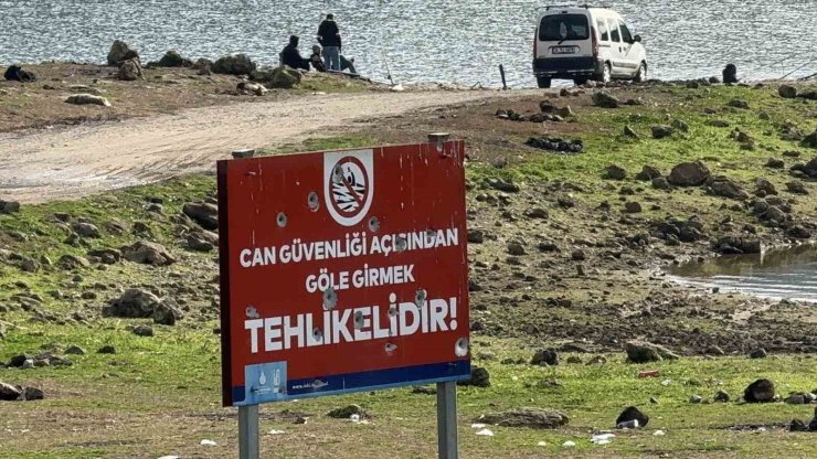 UYARI LEVHALARI HEDEF TAHTASINA DÖNDÜ, DELİK DEŞİK OLAN LEVHALAR BÖYLE GÖRÜNTÜLENDİ