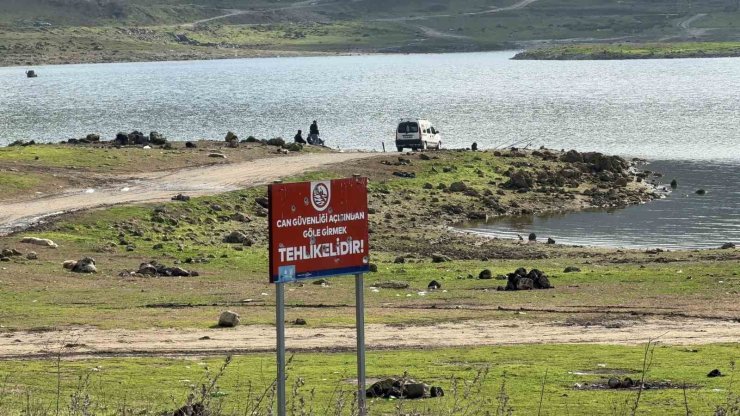 UYARI LEVHALARI HEDEF TAHTASINA DÖNDÜ, DELİK DEŞİK OLAN LEVHALAR BÖYLE GÖRÜNTÜLENDİ