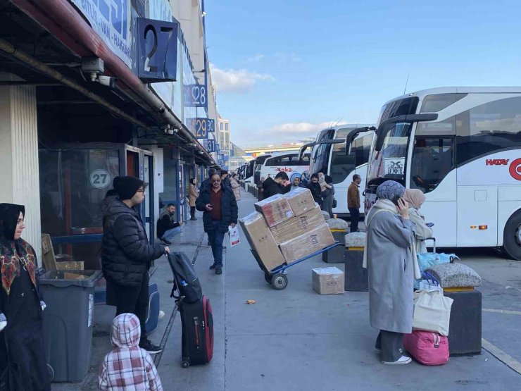 BÜYÜK İSTANBUL OTOGARI’NDA YARIYIL TATİLİ HAREKETLİLİĞİ