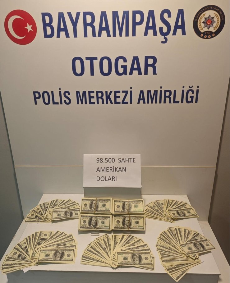 BÜYÜK İSTANBUL OTOGARI’NDA ŞÜPHELİ 2 YOLCUNUN ÜZERİNDEN SAHTE 98 BİN 500 DOLAR ÇIKTI