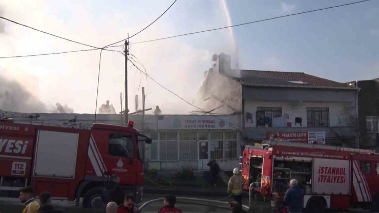 ÜMRANİYE’DE 2 KATLI BİNANIN ÇATISI ALEV ALEV YANDI