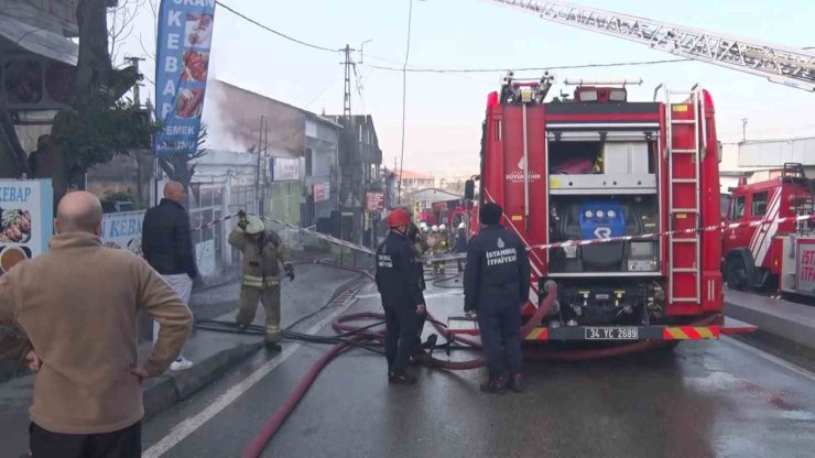 ÜMRANİYE’DE 2 KATLI BİNANIN ÇATISI ALEV ALEV YANDI