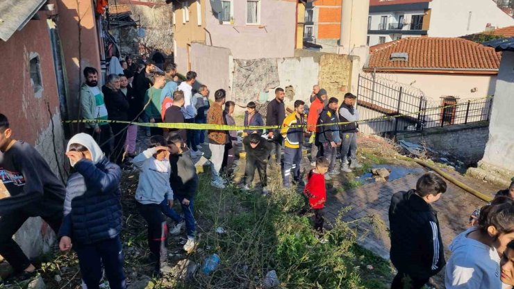 BEYOĞLU’NDA GECEKONDUDAN ALEVLER YÜKSELDİ, İÇERİDEKİ 2’Sİ ÇOCUK 3 KİŞİ SON ANDA KURTARILDI