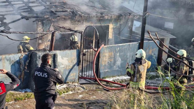 BEYOĞLU’NDA GECEKONDUDAN ALEVLER YÜKSELDİ, İÇERİDEKİ 2’Sİ ÇOCUK 3 KİŞİ SON ANDA KURTARILDI