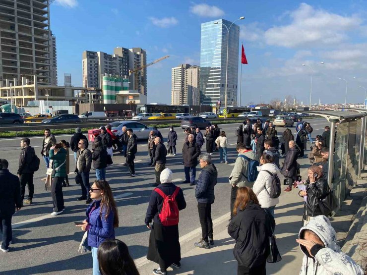 KADIKÖY-SABİHA GÖKÇEN HAVALİMANI METRO HATTINDA TEKNİK ARIZA NEDENİYLE SEFERLER AKSADI