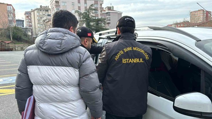 FATİH’TE İŞ YERİNE SİLAHLI SALDIRI KAMERADA: ŞÜPHELİLER KISA SÜREDE YAKALANDI