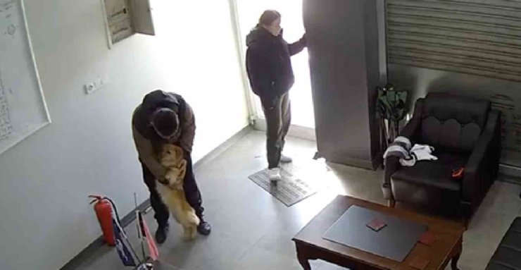 ELİNDEN KAÇAN KÖPEĞİNİ YAKALAMAK İSTERKEN AZ KALSIN ARACIN ALTINDA KALIYORDU