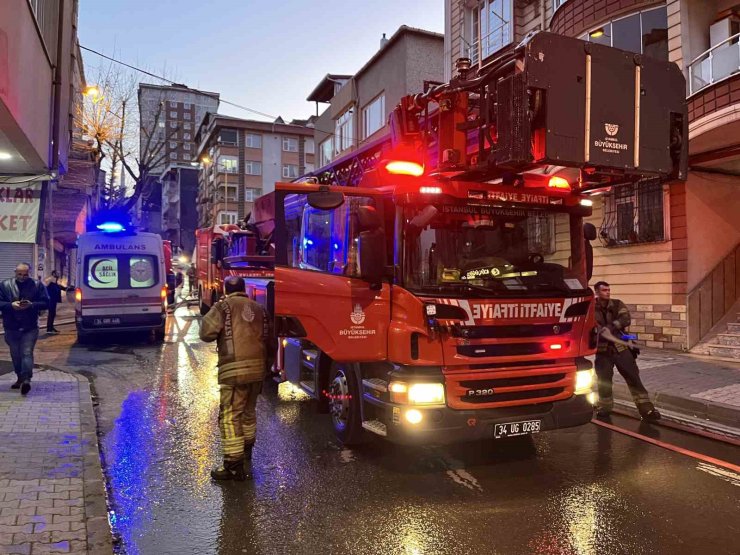 GAZİOSMANPAŞA’DA BİNANIN ÇATISI ALEV ALEV YANDI