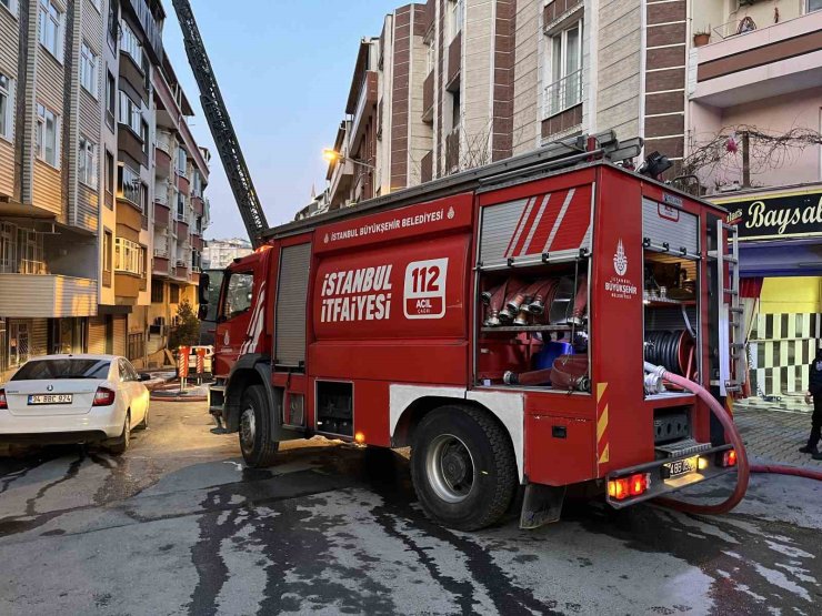 GAZİOSMANPAŞA’DA BİNANIN ÇATISI ALEV ALEV YANDI