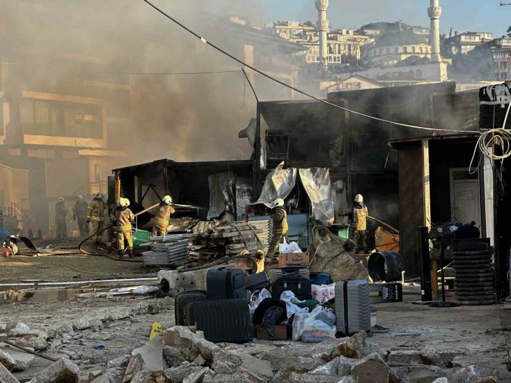 ÜSKÜDAR’DA İŞÇİLERİN KALDIĞI KONTEYNERLER ALEV ALEV YANDI