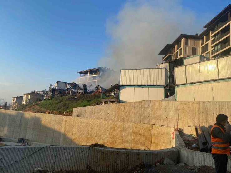 ÜSKÜDAR’DA İŞÇİLERİN KALDIĞI KONTEYNERLER ALEV ALEV YANDI