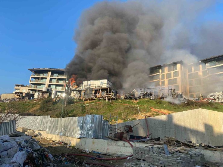 ÜSKÜDAR’DA İŞÇİLERİN KALDIĞI KONTEYNERLER ALEV ALEV YANDI