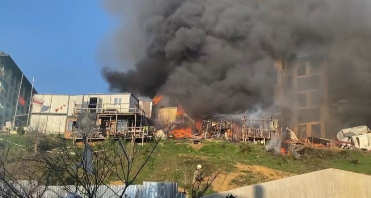 ÜSKÜDAR’DA İŞÇİLERİN KALDIĞI KONTEYNERLER ALEV ALEV YANDI