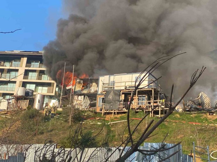 ÜSKÜDAR’DA İŞÇİLERİN KALDIĞI KONTEYNERLER ALEV ALEV YANDI