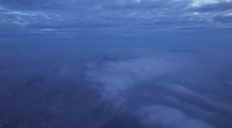 İSTANBUL’DA GÖKDELENLERİN SİS İÇİNDE MANZARASI HAYRAN BIRAKTI