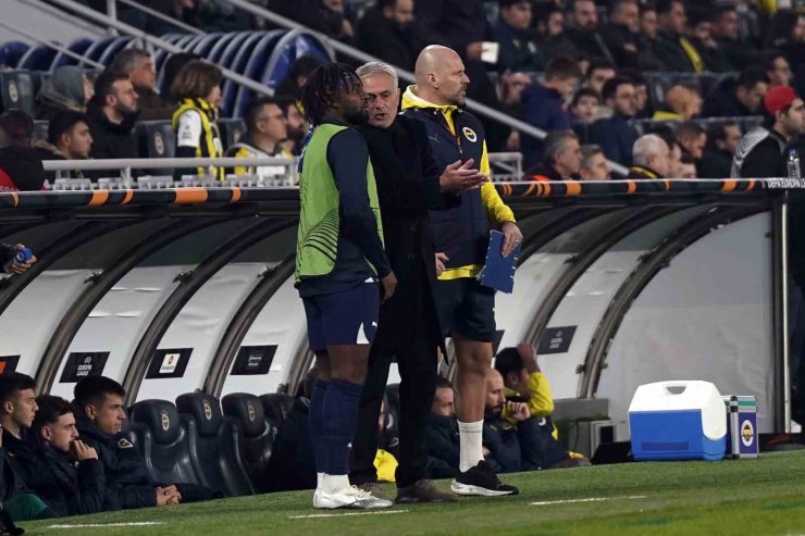 UEFA AVRUPA LİGİ: FENERBAHÇE: 0 - LYON: 0 (MAÇ SONUCU)