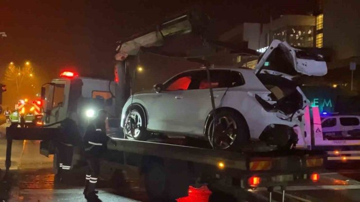 SARIYER’DE KONTROLDEN ÇIKAN OTOMOBİL, IŞIKLARDA BEKLEYEN 6 ARACA ÇARPTI: 3 YARALI