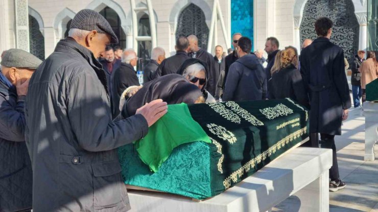 BOLU’YA GİTMEDEN ÖNCE BABALARINA BU SON FOTOĞRAF KARESİYLE GÜLÜMSEDİLER