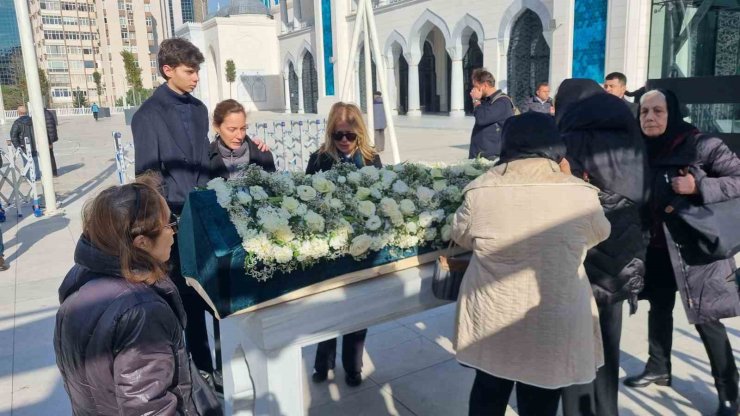 BOLU’YA GİTMEDEN ÖNCE BABALARINA BU SON FOTOĞRAF KARESİYLE GÜLÜMSEDİLER