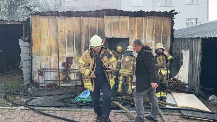 ARNAVUTKÖY’DE DEPODA KORKUTAN YANGIN