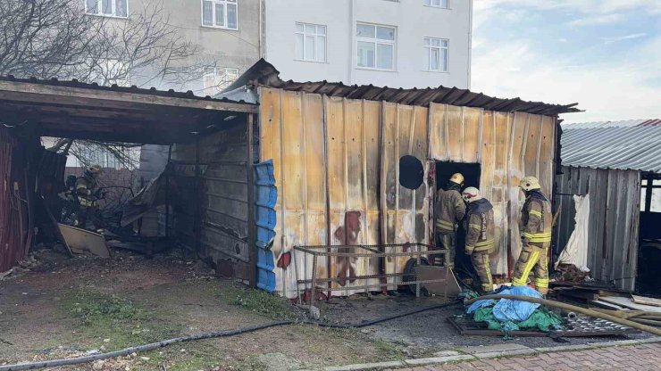 ARNAVUTKÖY’DE DEPODA KORKUTAN YANGIN