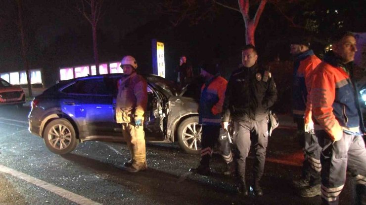 SARIYER’DE KONTROLDEN ÇIKAN OTOMOBİL, IŞIKLARDA BEKLEYEN 6 ARACA ÇARPTI: 3 YARALI