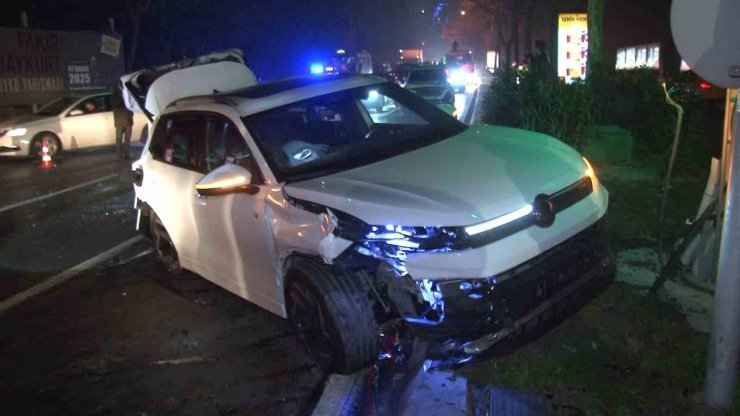 SARIYER’DE KONTROLDEN ÇIKAN OTOMOBİL, IŞIKLARDA BEKLEYEN 6 ARACA ÇARPTI: 3 YARALI