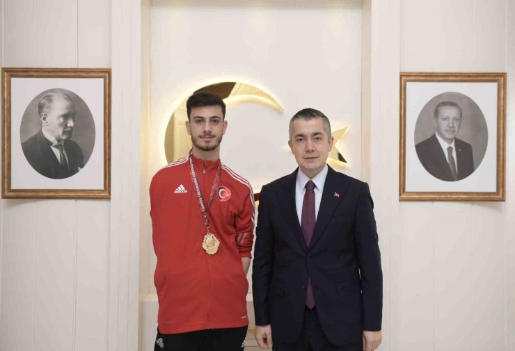 BAŞKAN VEKİLİ AKSOY’DAN ŞAMPİYON SPORCULARA ÖZEL DESTEK