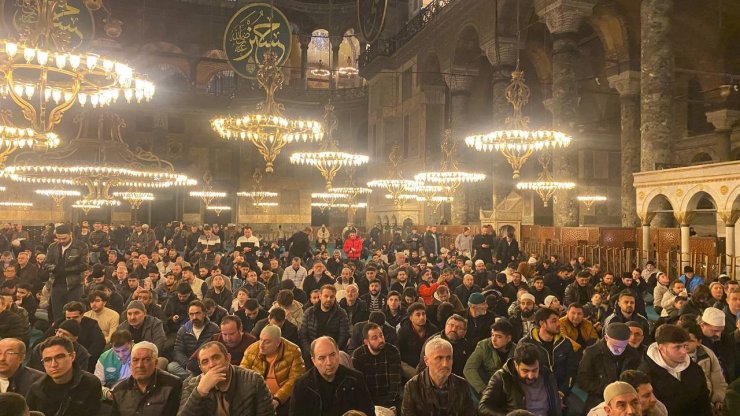 İSTANBUL EMNİYET MÜDÜRLÜĞÜ VATANDAŞLARA LOKMA DAĞITTI