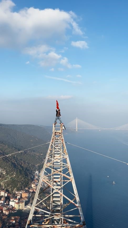 YANGIN FACİASINDA HAYATINI KAYBEDENLER İÇİN 150 METRE YÜKSEĞE TIRMANIP TÜRK BAYRAĞI AÇTI