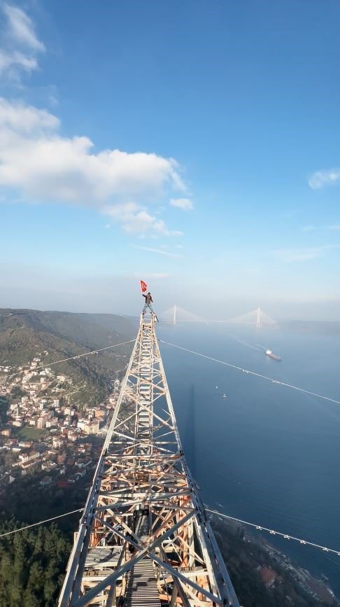 YANGIN FACİASINDA HAYATINI KAYBEDENLER İÇİN 150 METRE YÜKSEĞE TIRMANIP TÜRK BAYRAĞI AÇTI