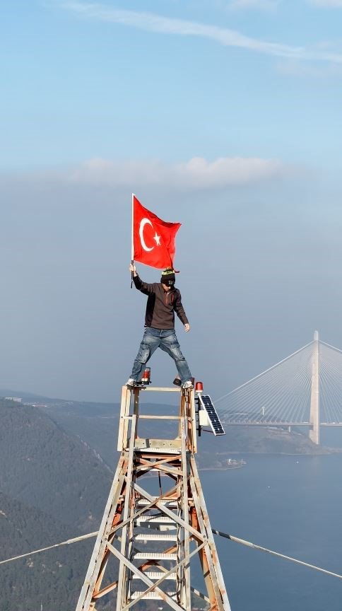 YANGIN FACİASINDA HAYATINI KAYBEDENLER İÇİN 150 METRE YÜKSEĞE TIRMANIP TÜRK BAYRAĞI AÇTI