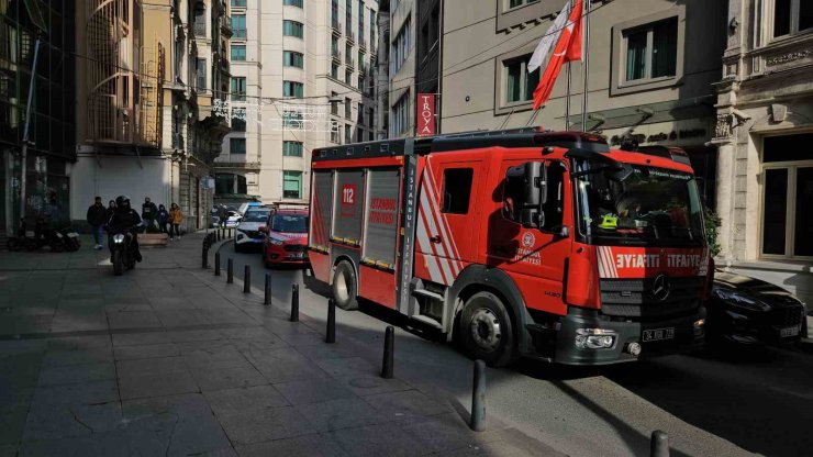 BEYOĞLU’NDA OTELDE YANGIN PANİĞİ