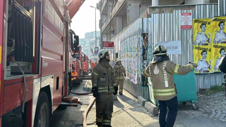 BEYOĞLU’NDA 6 KATLI METRUK BİNADA YANGIN PANİĞİ