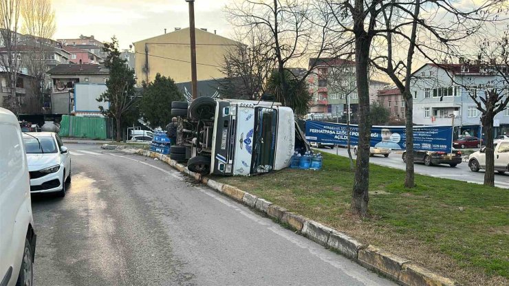 ATAŞEHİR’DE FRENİ PATLAYAN KAMYONET DEVRİLDİ