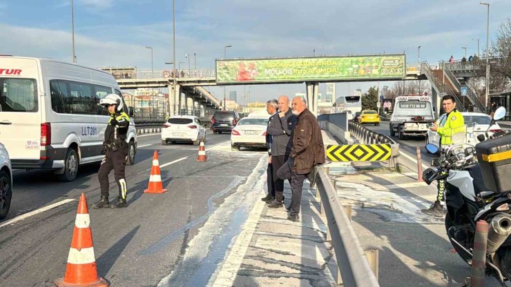 KAĞITHANE’DE ALEVLER İÇİNDE KALAN ARACA VATANDAŞLAR MÜDAHALE ETTİ