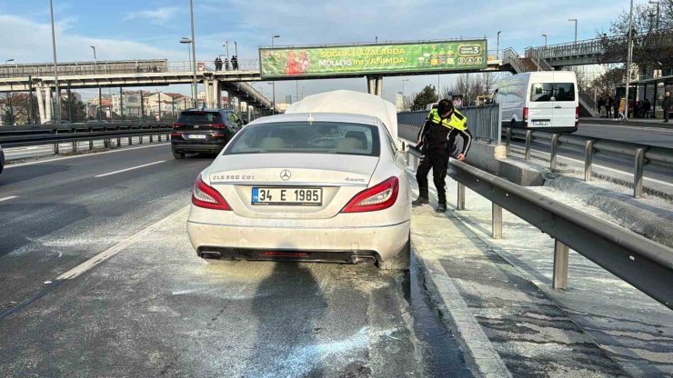 KAĞITHANE’DE ALEVLER İÇİNDE KALAN ARACA VATANDAŞLAR MÜDAHALE ETTİ