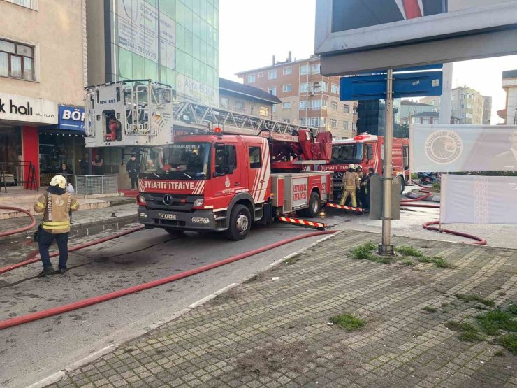 KARTAL’DA ÇATI YANGINI