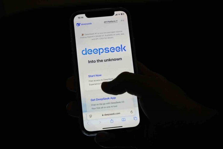 YAPAY ZEKA DÜNYASINDA ÇİN’İN DEEPSEEK UYGULAMASI CHATGPT’YE RAKİP OLDU