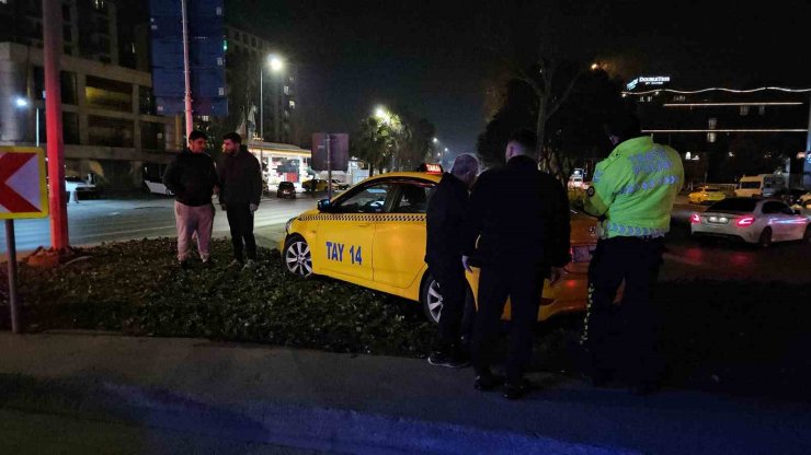 BEYOĞLU’NDA ANİDEN MANEVRA YAPARAK DÖNEN ARAÇ, TAKSİYİ YOLDAN ÇIKARDI: 1 YARALI