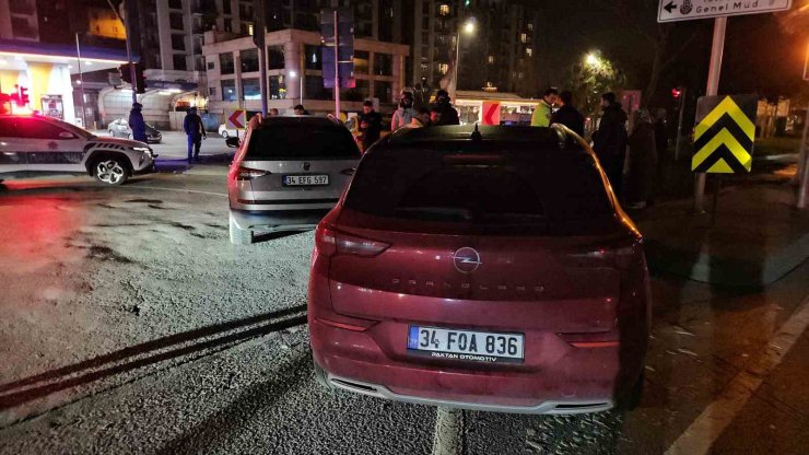 BEYOĞLU’NDA ANİDEN MANEVRA YAPARAK DÖNEN ARAÇ, TAKSİYİ YOLDAN ÇIKARDI: 1 YARALI