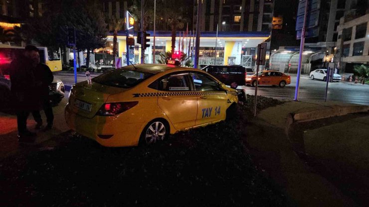 BEYOĞLU’NDA ANİDEN MANEVRA YAPARAK DÖNEN ARAÇ, TAKSİYİ YOLDAN ÇIKARDI: 1 YARALI