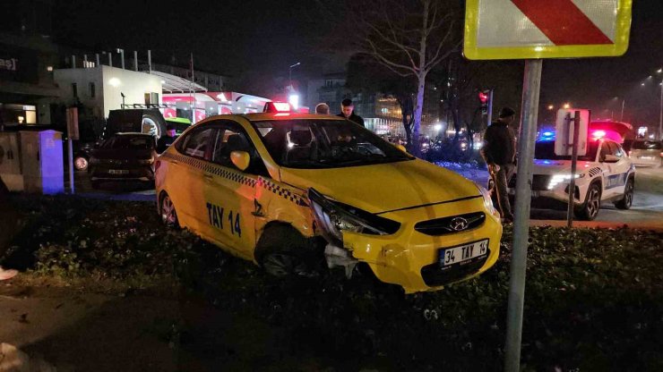 BEYOĞLU’NDA ANİDEN MANEVRA YAPARAK DÖNEN ARAÇ, TAKSİYİ YOLDAN ÇIKARDI: 1 YARALI