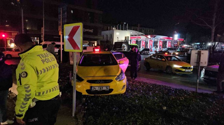 BEYOĞLU’NDA ANİDEN MANEVRA YAPARAK DÖNEN ARAÇ, TAKSİYİ YOLDAN ÇIKARDI: 1 YARALI