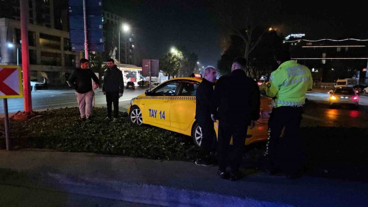 BEYOĞLU’NDA ANİDEN MANEVRA YAPARAK DÖNEN ARAÇ, TAKSİYİ YOLDAN ÇIKARDI: 1 YARALI