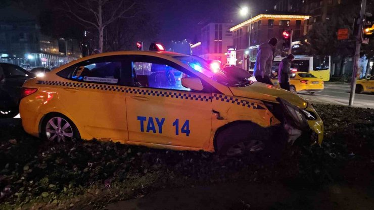 BEYOĞLU’NDA ANİDEN MANEVRA YAPARAK DÖNEN ARAÇ, TAKSİYİ YOLDAN ÇIKARDI: 1 YARALI